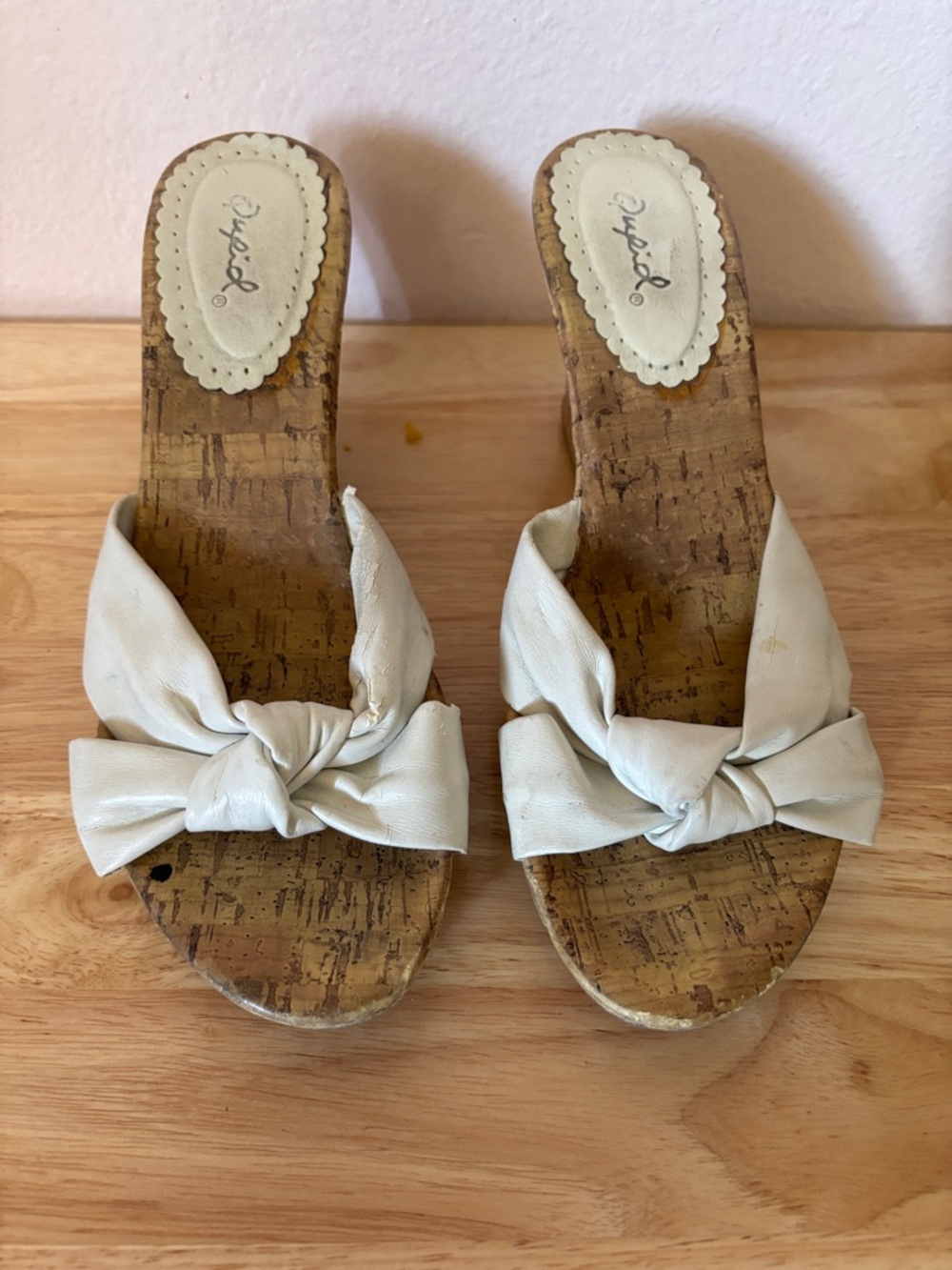 Cupid Woman’s White Knotted Slide Mules Size 7